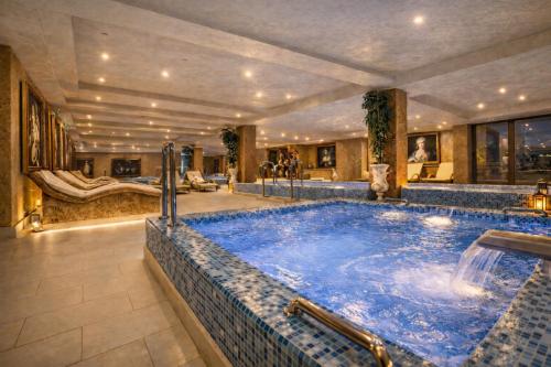 Prezident Palace Belgrade - Rooftop Pool & Spa Hotel — Swimming pool
