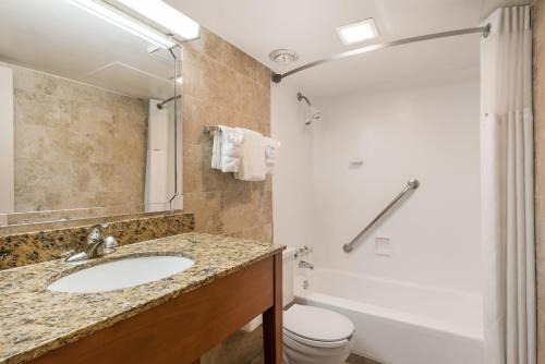 Ramada by Wyndham State College Hotel & Conference Center tesisinde bir banyo