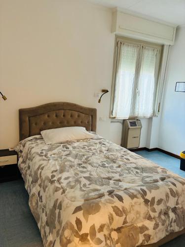 ein Schlafzimmer mit einem großen Bett mit Bettdecke in der Unterkunft Hotel Riccò in Bagnolo San Vito