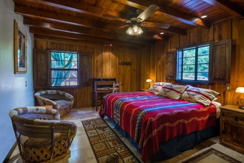 Säng eller sängar i ett rum på White Stallion Ranch