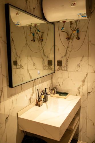 un bagno con lavandino e specchio di Hotel EDEN a Kinshasa