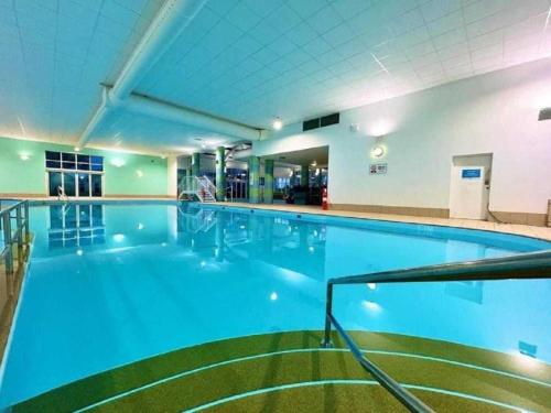 a large swimming pool with blue water in a building at Luxury 3 bed lodge, Skegness - East Coast Holidays in Winthorpe