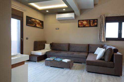 MYRON GRAND PooL VILLA