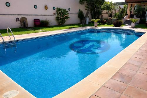 Casa con jardin y piscina WiFi y aire acondicionado