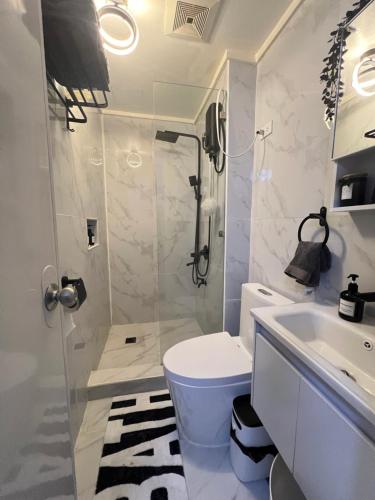 un bagno con doccia, WC e lavandino di Lucky 7 Suites a Manila