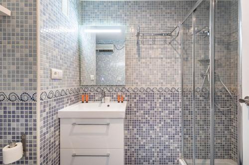 a bathroom with a sink and a shower at Sueño blanco in Sierra Nevada