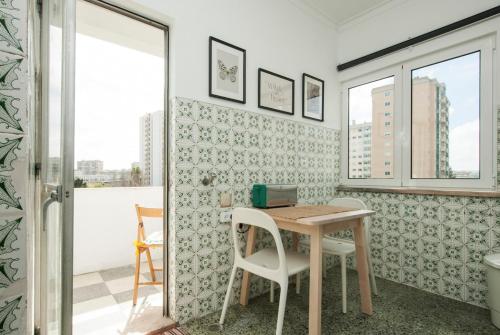 a dining room with a table and chairs at Low Cost University Privado in Lisbon