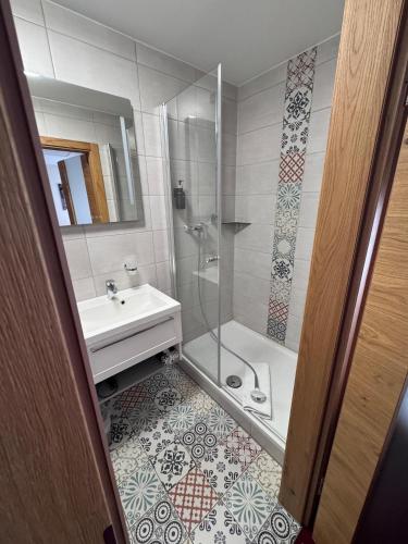 a bathroom with a shower and a sink at Einzelzimmer 9 in Heidenheim