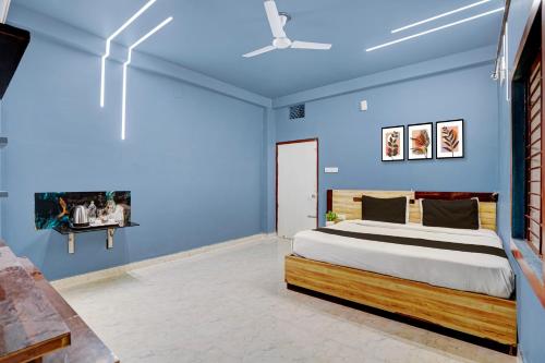 a bedroom with a bed in a blue room at Super Hotel O Daysinn Premium in Bhubaneshwar