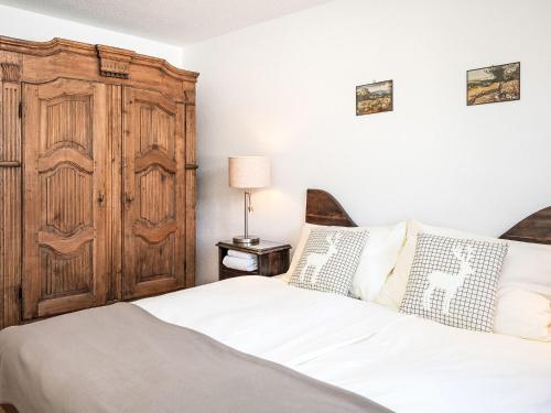 Apartment Chesa Linaria by Interhome