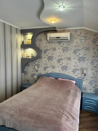 una camera da letto con un letto e una parete di Cottage EcoComfort a Sagunovka