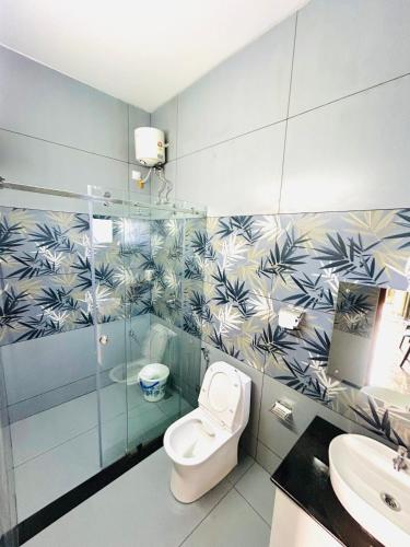 a bathroom with a toilet and a sink at Flymount Homestay in Vagamon