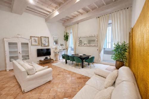 Luxury Apartment in Via dei Cartari Spacious, Elegant, Central Rome