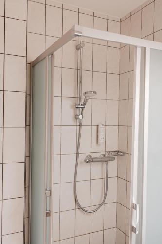 eine Dusche mit Duschkopf im Badezimmer in der Unterkunft Hotel Casa56 in Weiswampach