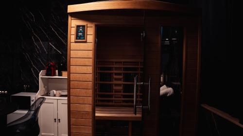a small room with a sauna in a kitchen at La Suite Gold Wellness Jacuzzi & Sauna in Seraing