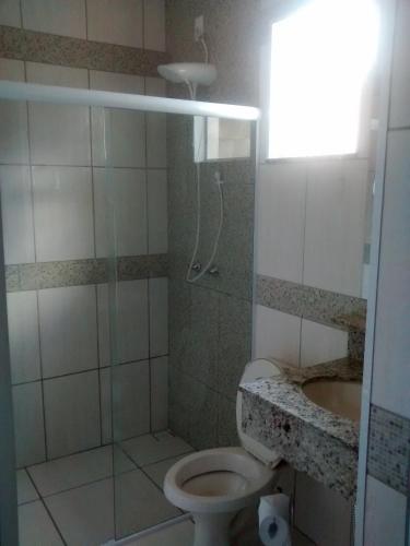 Bilik mandi di Pousada Encantos da Serra