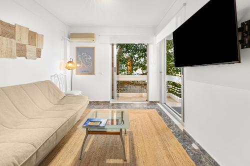 Boho Coastal Retreat with Jacuzzi, 1 min to Beach