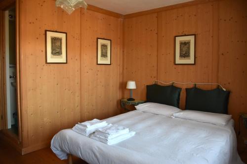 a bedroom with a bed with wooden walls at Mezzodì Locazione Turistica in Colcerver