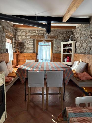 a dining room with a table and chairs at Mezzodì Locazione Turistica in Colcerver