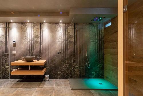 a bathroom with a shower with green walls at Relais del Borgo in Lentiai