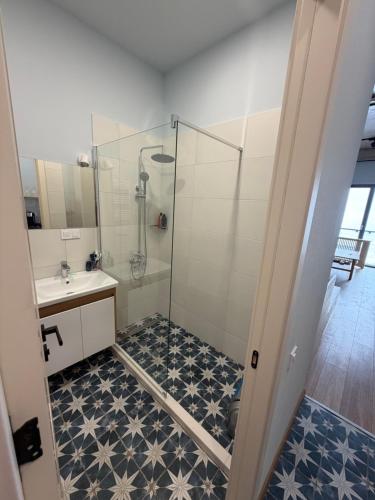 a bathroom with a shower and a sink at Art house in Kʼumlistsʼikhe
