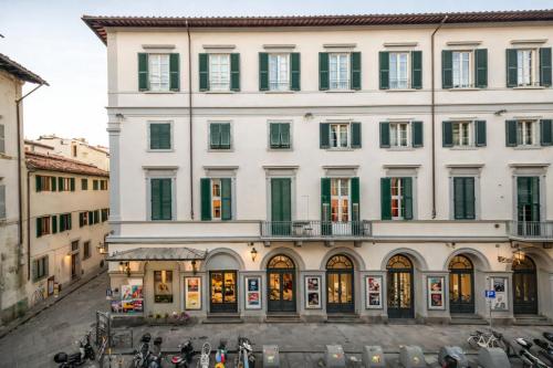 Steps from Santa Croce- Spacious with 2 bathrooms