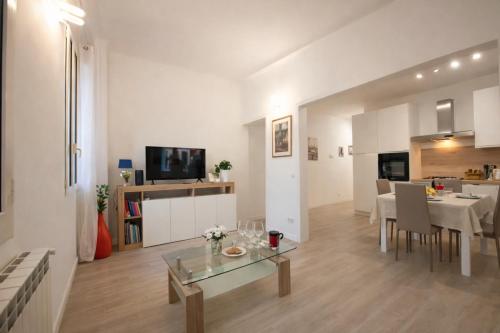 Steps from Santa Croce- Spacious with 2 bathrooms