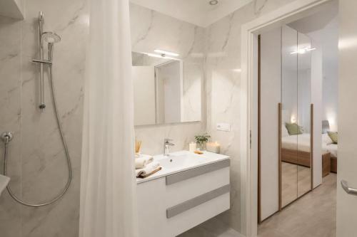 Steps from Santa Croce- Spacious with 2 bathrooms