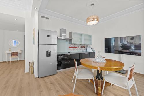 RERF 2046 - Cannes Croisette - Fully renovated apartment with sea view for