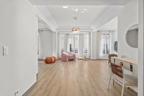 RERF 2046 - Cannes Croisette - Fully renovated apartment with sea view for
