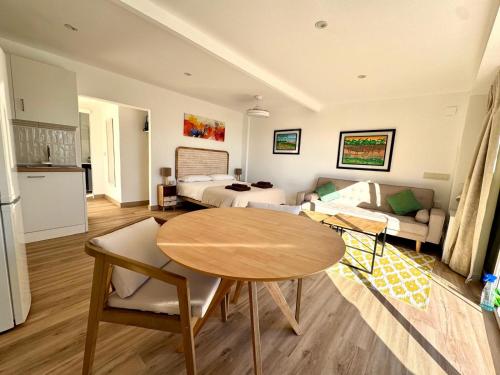 Espectacular Suite Privada a pie de playa y mar en CHALET ROQUETES