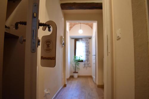 a hallway with a door open to a room at Claves Claustri - Camere in appartamento storico in Sarteano