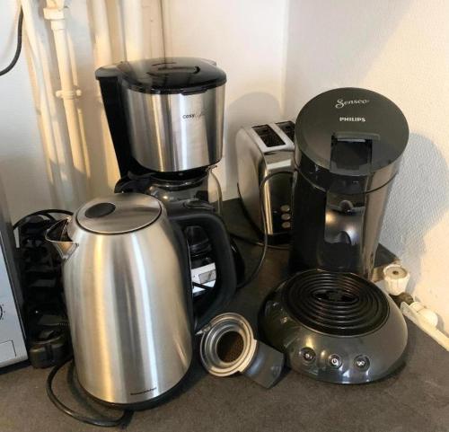 un frullatore e una macchina per il caffè su un bancone di STUDIO Confort a Corbeil-Essonnes
