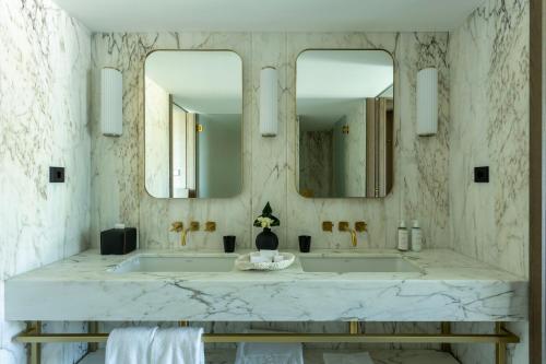 a bathroom with two sinks and a large mirror at Altis Porto Hotel, a member of Preferred Hotels & Resorts- LVX in Porto
