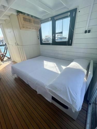 En eller flere senge i et værelse på Houseboat BluSeaDream Dolphin 2