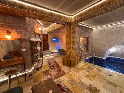 a room with a swimming pool in a house at Ceran Stone House in Göreme