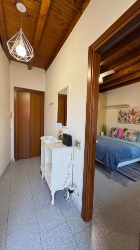a bedroom with a bed and a desk with a desk at La casetta in Cesano Maderno