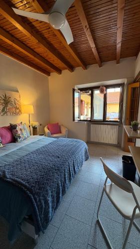a bedroom with a bed and a ceiling fan at La casetta in Cesano Maderno