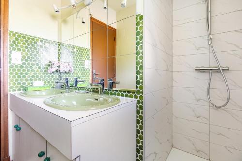 a bathroom with a sink and a shower at Sérénité in Jussac