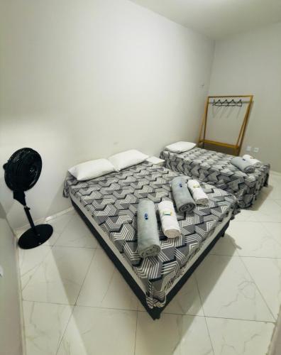 ein Bett mit Kissen darauf in einem Zimmer in der Unterkunft Serra Flat in Tianguá