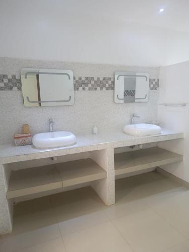 Kamar mandi di Villa dansou