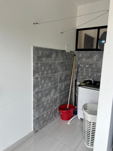 a bathroom with a red bucket and a sink at Apartaestudio amoblado 303 Edificio Buenos Aires Sincelejo in Sincelejo