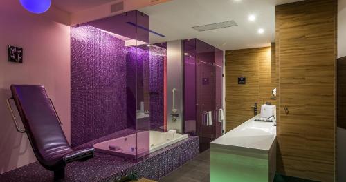 a purple bathroom with a sink and a shower at V Boutique Periférico Sur in Mexico City