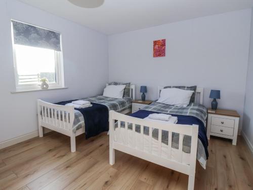 a bedroom with two beds and a window at Fleetwood in Richmond