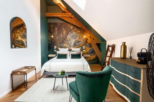 a bedroom with a bed and a painting on the wall at Les Granges de Juvardeil in Juvardeil