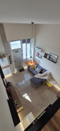 an overhead view of a living room with a couch at A3 Valencia Ciudad cómodo Bajo Diseño hasta 6, wifi gratis in Valencia