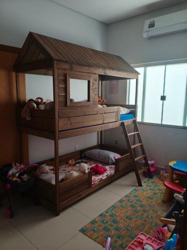 a wooden bunk bed with two beds in a room at Paraíso do aconchego in Aparecida de Goiânia