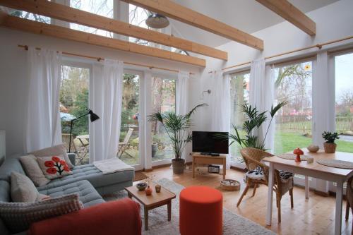 a living room with a couch and a table at Ferienhaus Kastaniengrün in Worpswede