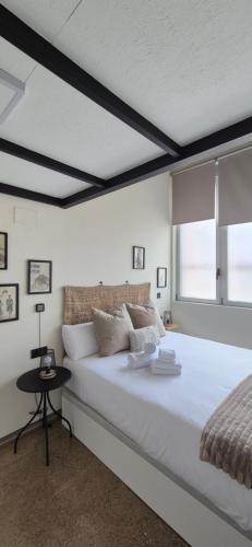 a bedroom with a large white bed and a window at Nuevo Apartamento Industrial Deco Valencia Capital in Valencia