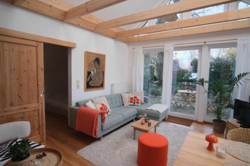 a living room with a couch and a table at Ferienhaus Kastaniengrün in Worpswede